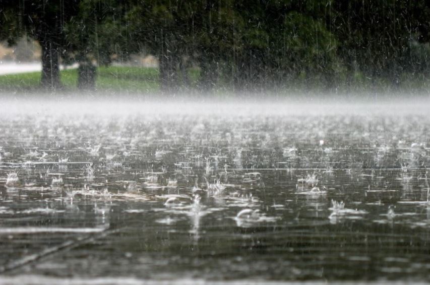 Aldaǵy úsh kúnde Astanada jańbyr jaýyp, naızaǵaı bolady