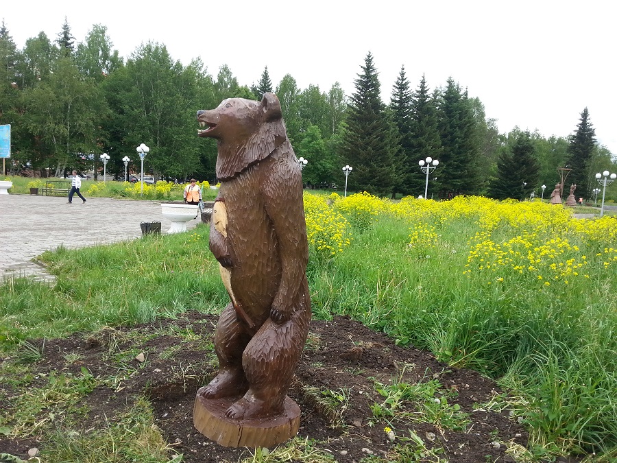 «Qazsınk» kompanııasy Rıdderge bes aıýdyń músinin syıǵa tartty