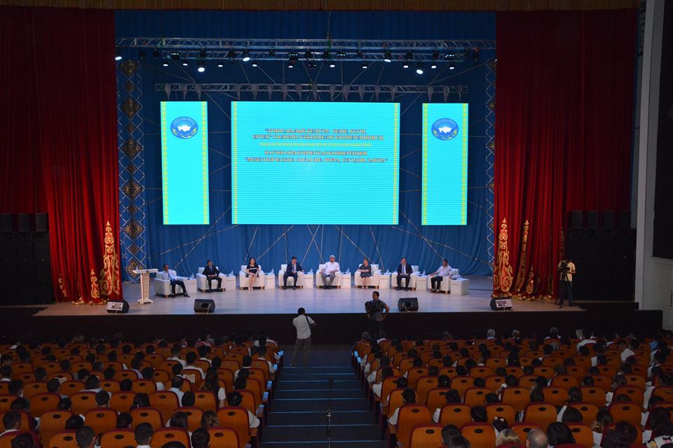 OQO-da jastardyń beıresmı kezdesýi ótti