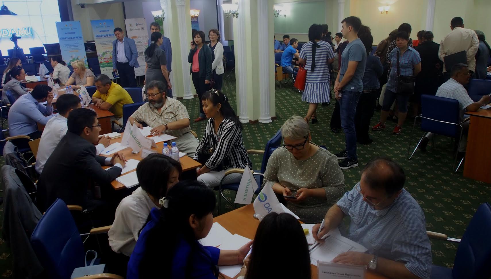 Almatyda kásip bastaǵysy keletinder «Ashyq esik kúnine» keldi