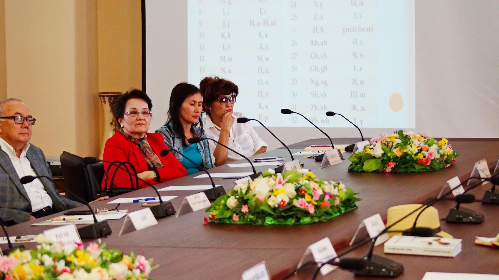 Latyn álipbıiniń eki nusqasy tanystyryldy