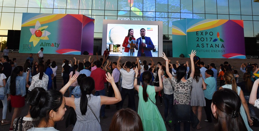 Almatylyqtar kórmeniń ashylýyn LED ekrannan tamashalady