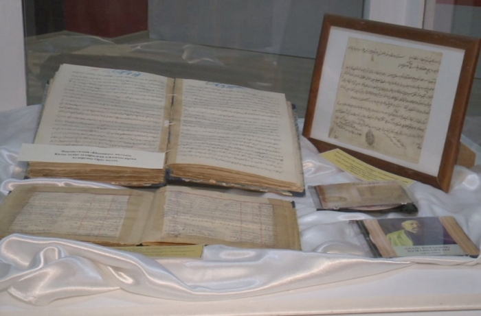 Astanada qoljazbalar men sırek kitaptardyń ortalyǵy ashyldy