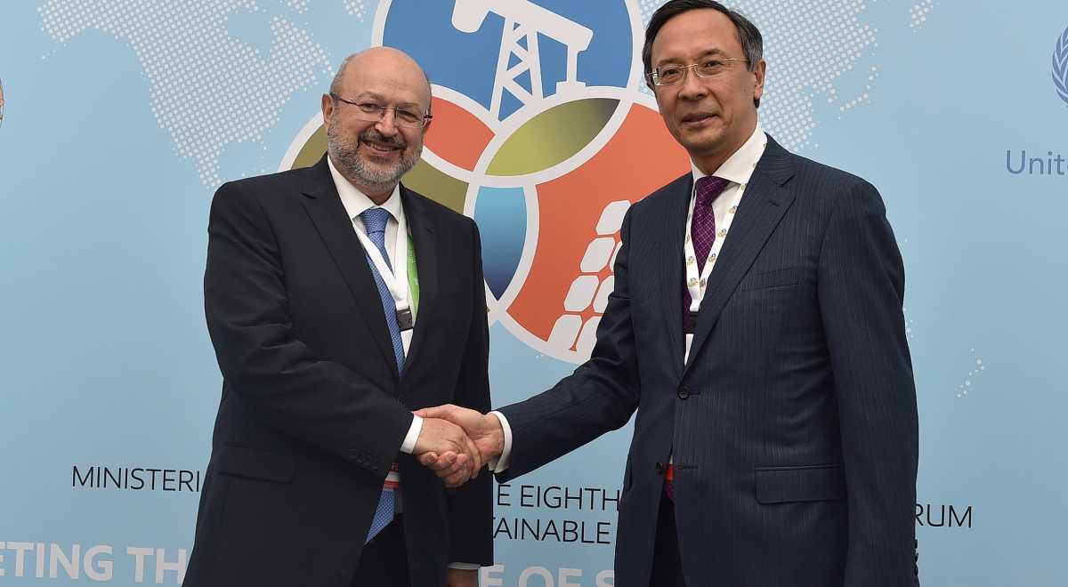 QR SIM basshysy EQYU Bas hatshysy jáne Majarstan ulttyq ekonomıka mınıstrimen kezdesti