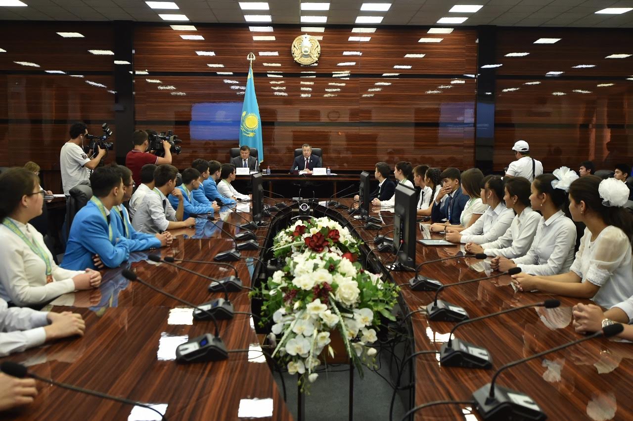 OQO ákimi jeńimpaz oqýshylarmen kezdesti