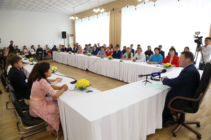 Soltústik Qazaqstan ákimi mektep túlekterimen kezdesti