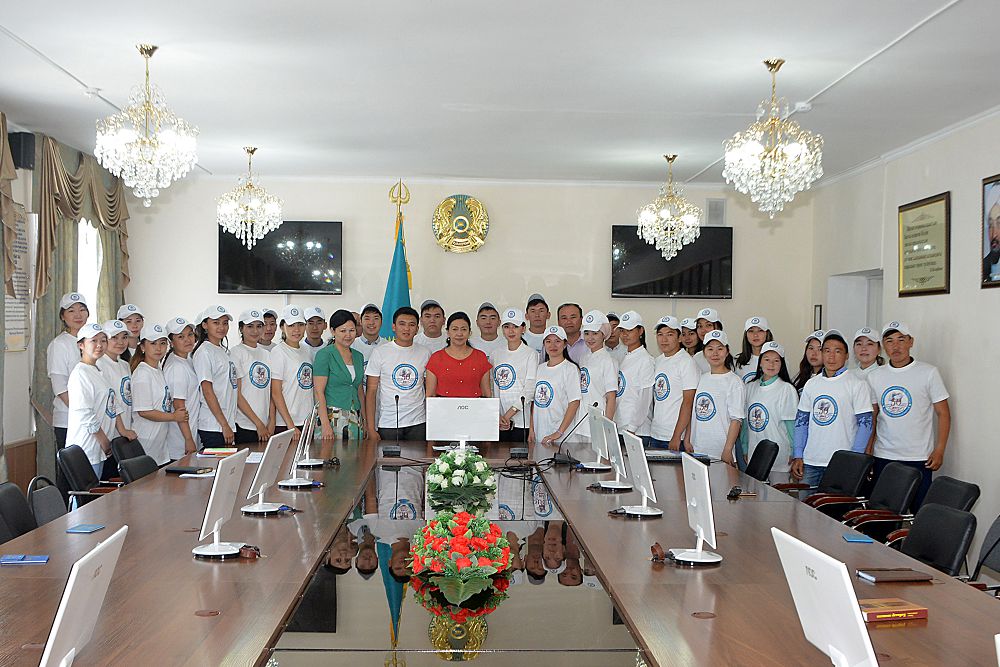 Instıtýt rektory 50 stýdentke EKSPO bıletterin syılady