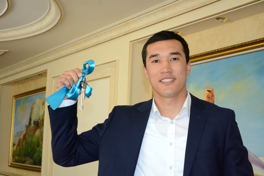 Aqtaýda Olımpıada chempıony Á.Nııazymbetovke páter berildi