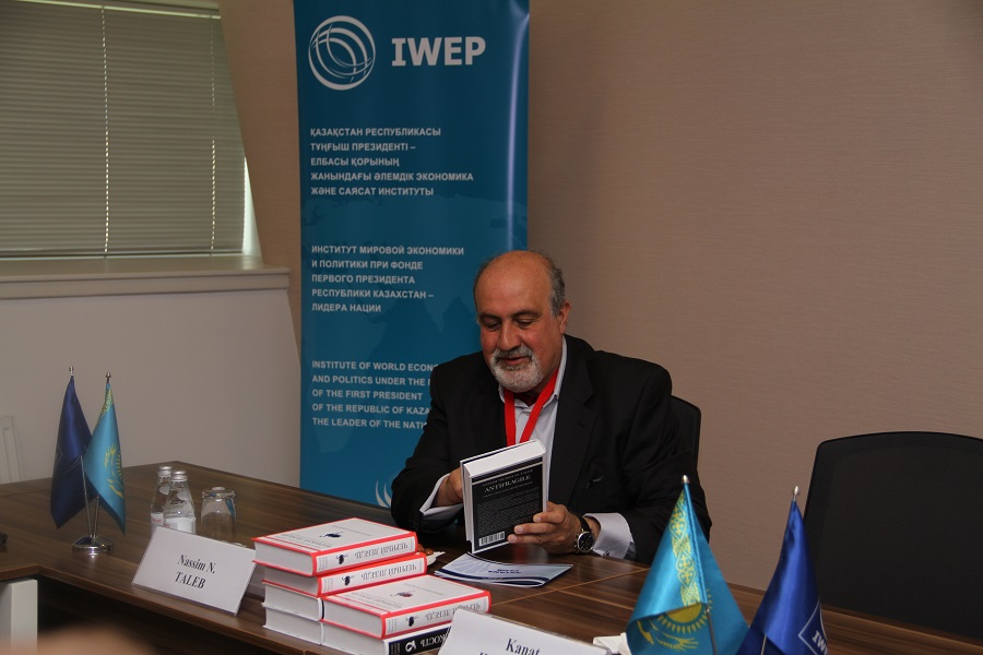 ÁESI tanymal amerıkalyq sarapshy Nassıs Nıkolas Talebpen kezdesti