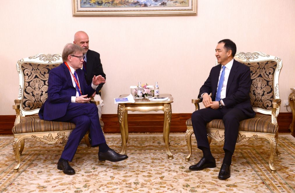 Saǵyntaev AEF alańynda tanymal sarapshy-ekonomıstermen kezdesti