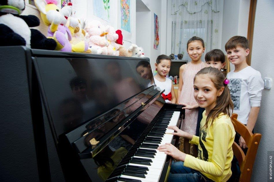 Microsoft 200 myń dollarlyq baǵdarlamany «SOS – Qazaqstannyń balalar aýylyna» syıǵa tartty