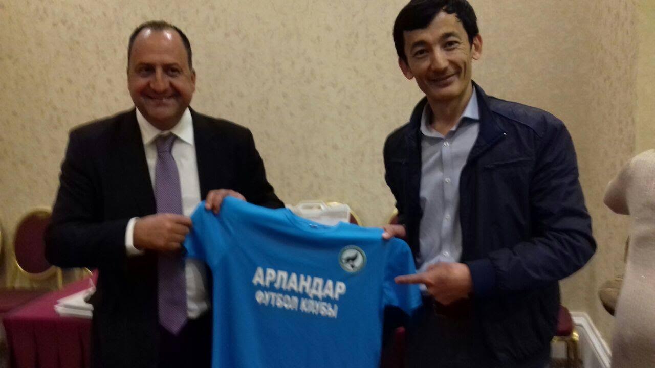 Fazylbek Ábsattaruly: «Balalarǵa fýtboldy aǵylshyn tili arqyly  úıretemiz»