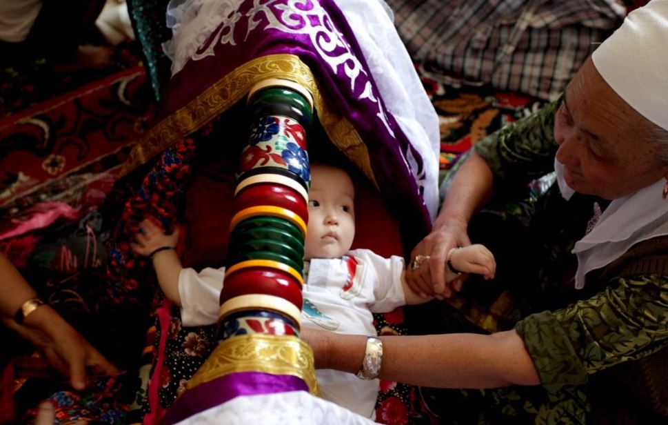 Tuńǵyshty ata-ájege berý dástúrin saqtaý kerek pe?