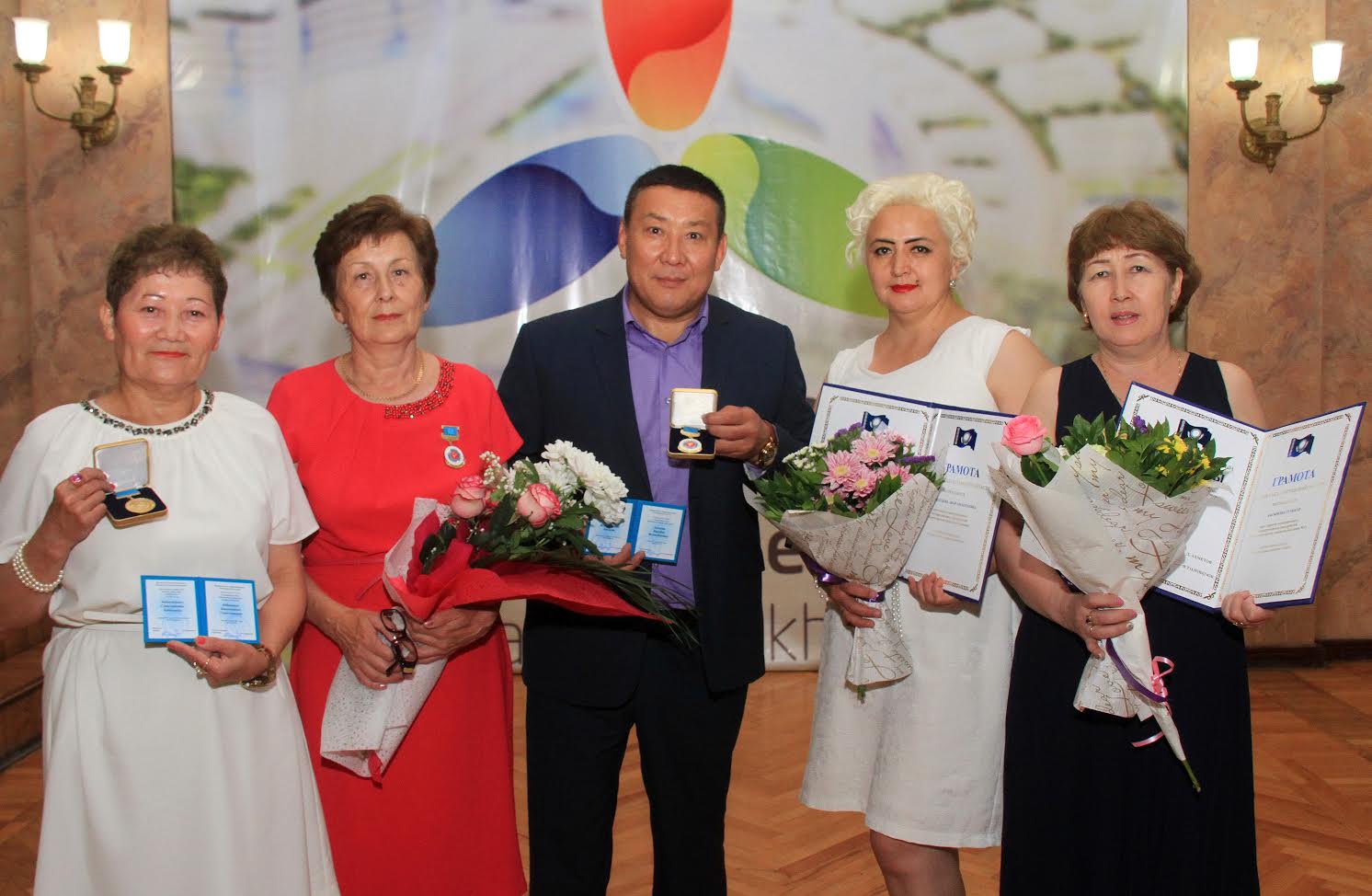 О́skemende óńirdiń úzdik dárigerleri marapattaldy