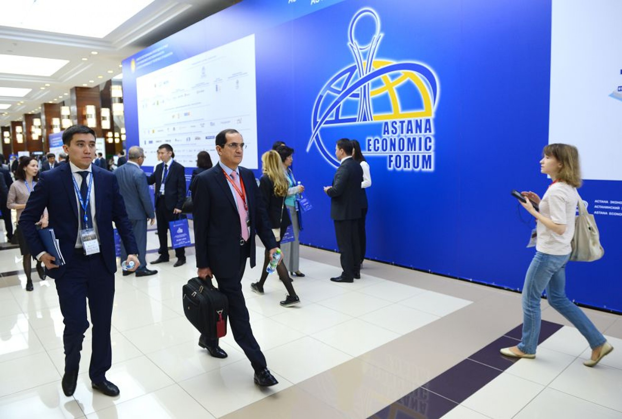 Uly Jibek joly:  tıimdilikter men táýekelder