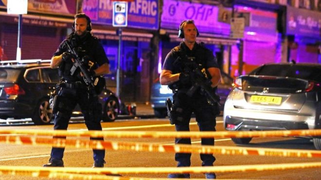 Londonda júk kóligi adamdardy qaǵyp ketti