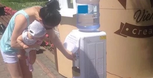 Astanalyq azamat kóshege tegin sý kýlerin ornatty