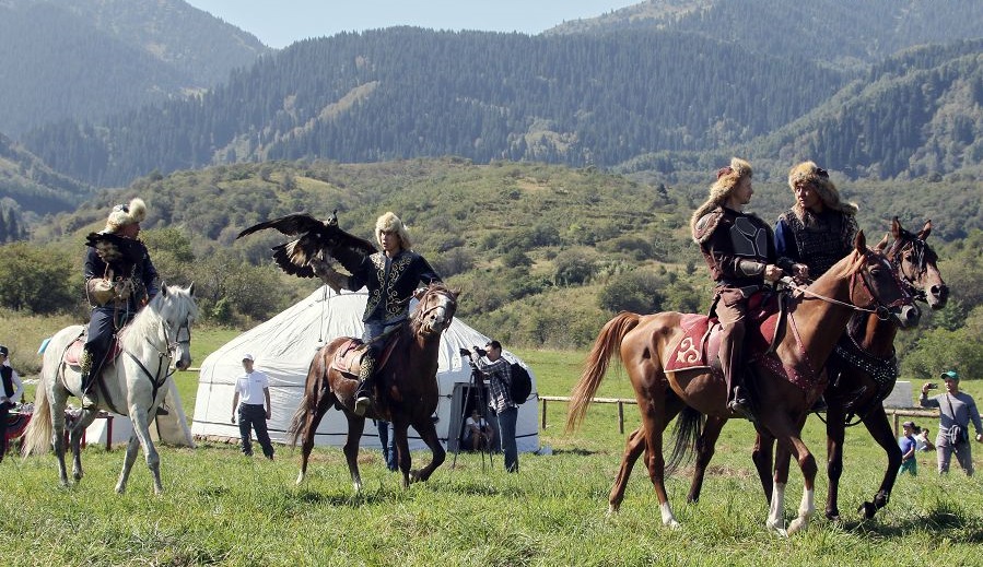 Qıyrdan kelse qandastar...
