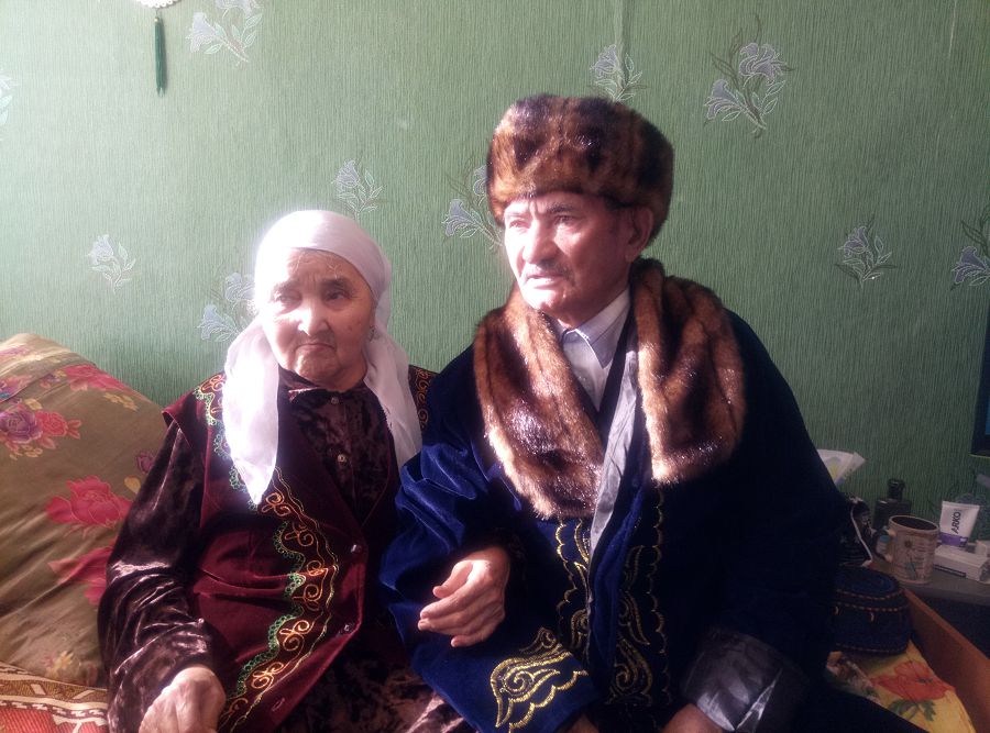 Qyzylda otyr top qazaq