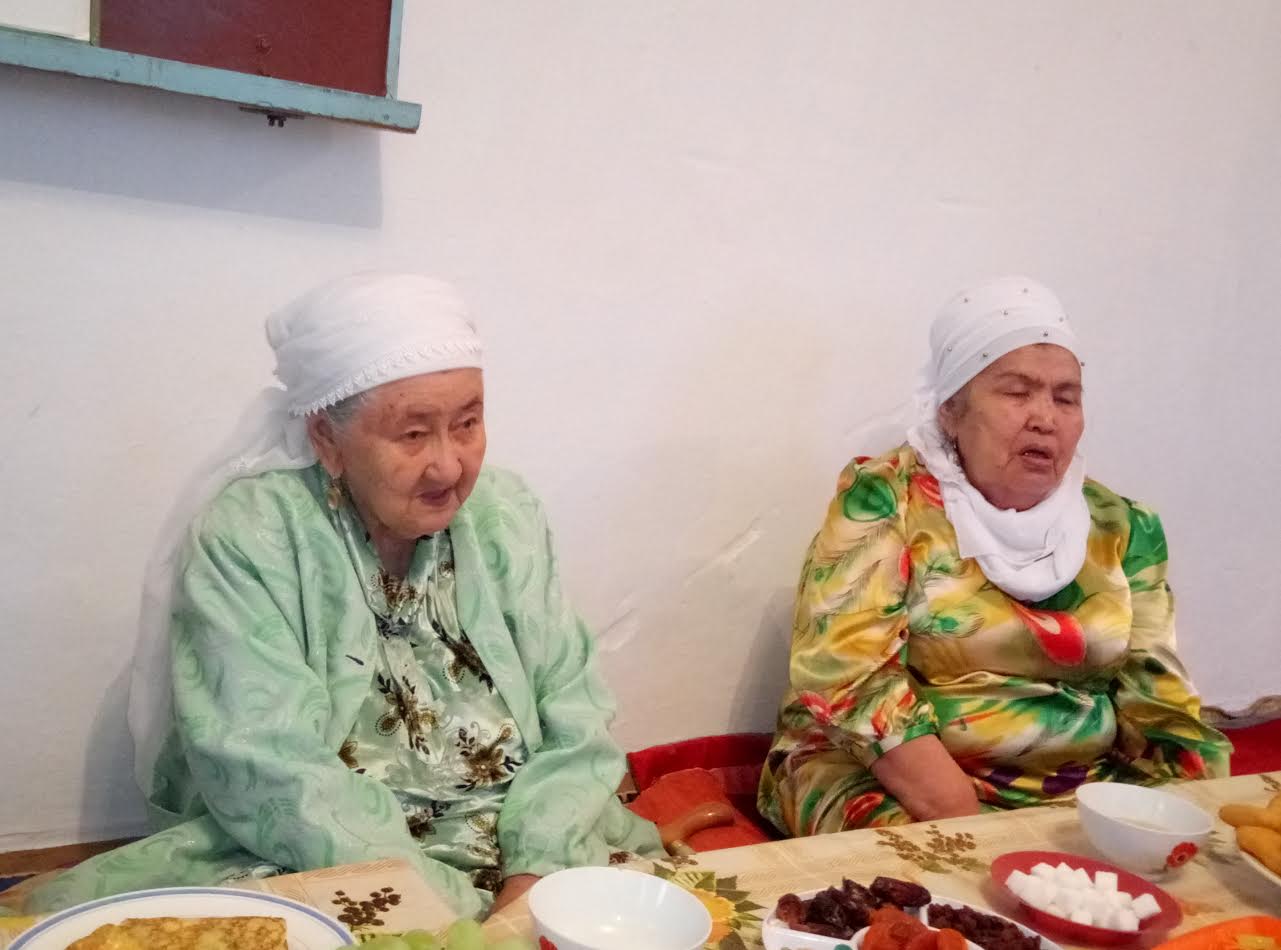 Zeınetker ashtan qyrylǵan adamdardyń beıitin qorshady