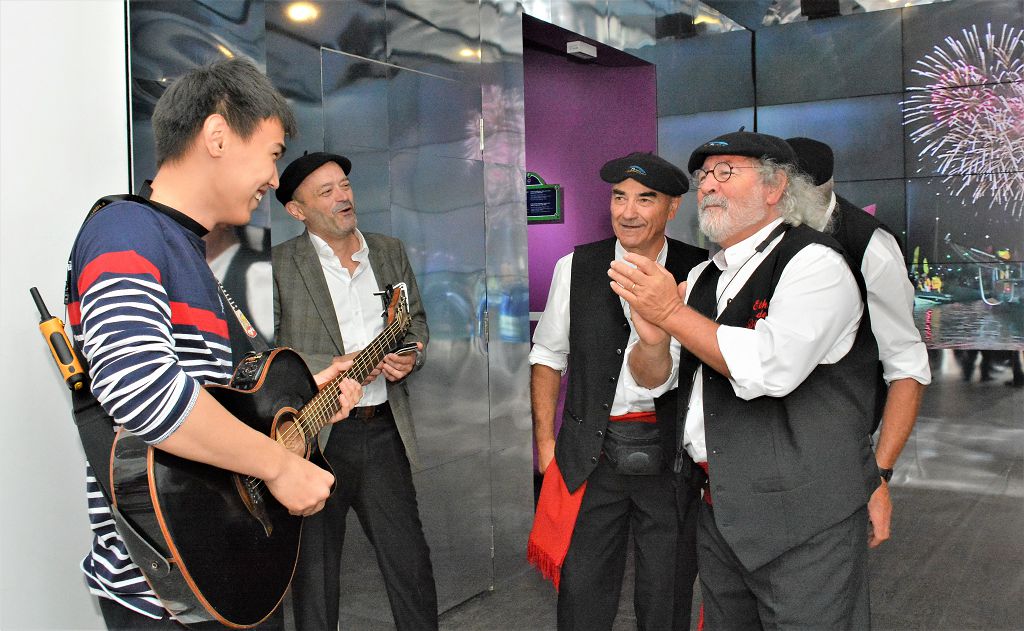 Parıjdiń degdar tirshiligin elestetti