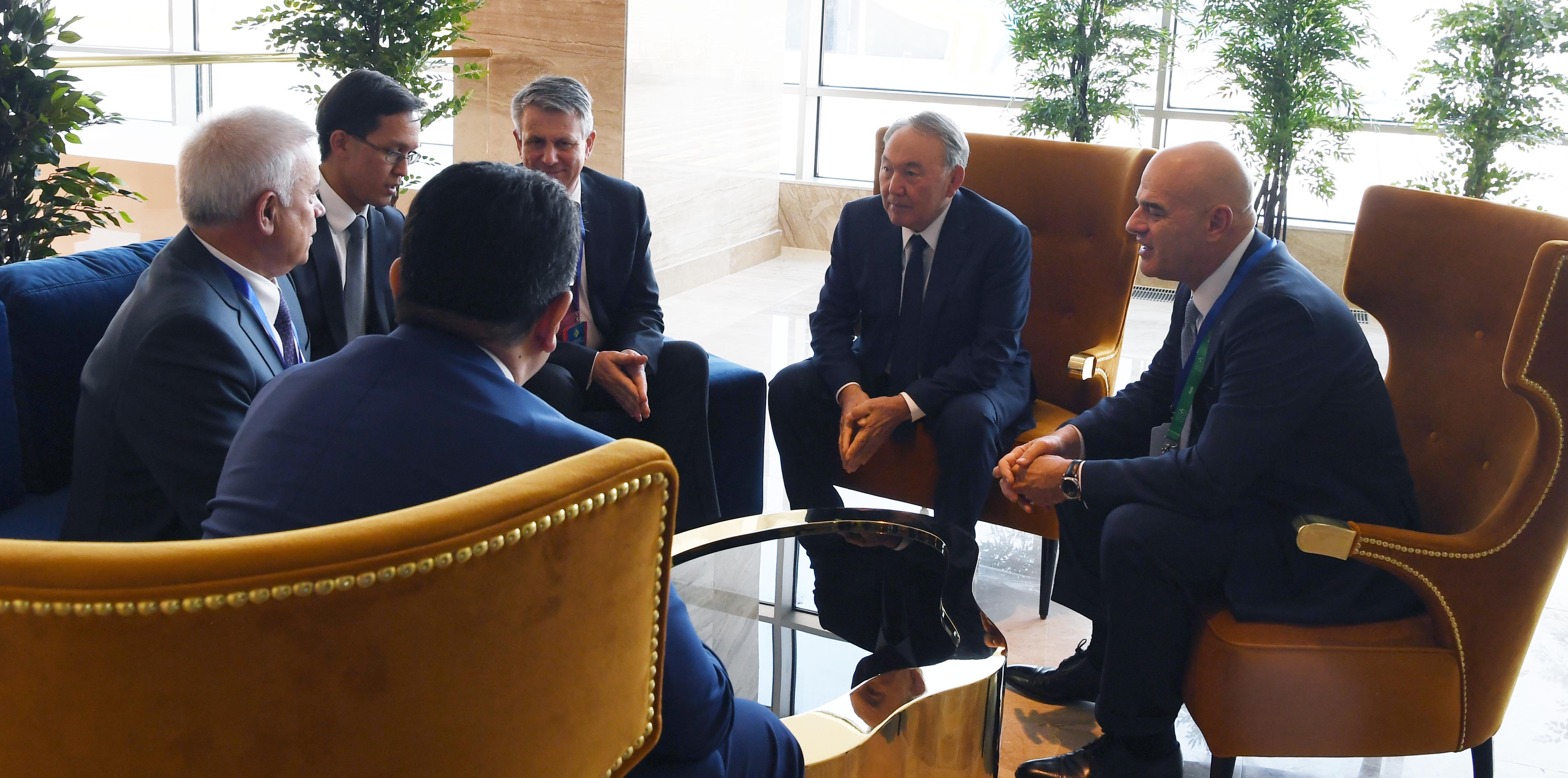 Nazarbaev halyqaralyq kompanııa basshylarymen kelissózder júrgizdi