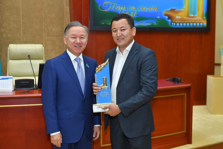 «Parlament sózi» syılyǵy tapsyryldy