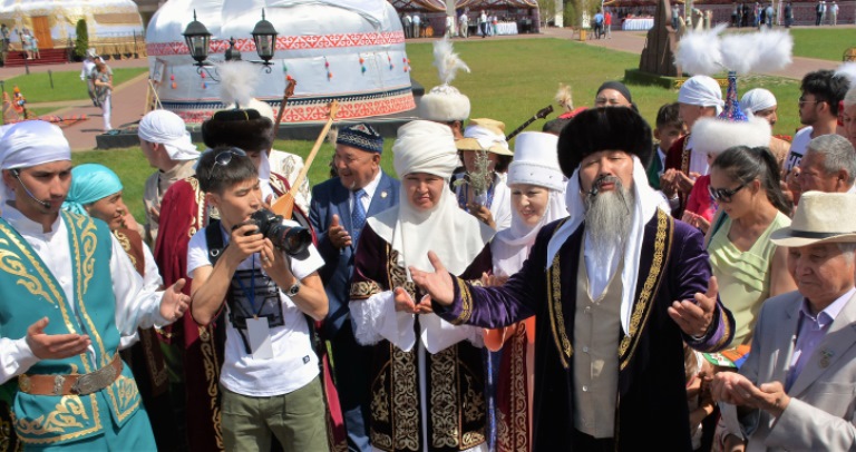 Uly toıdyń dúbiri