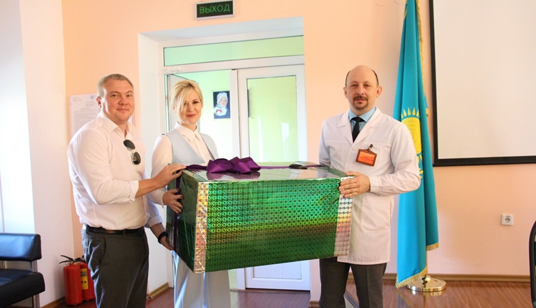 «KAZ Minerals» Ana men bala ortalyǵyna jańa jabdyqtar syılady