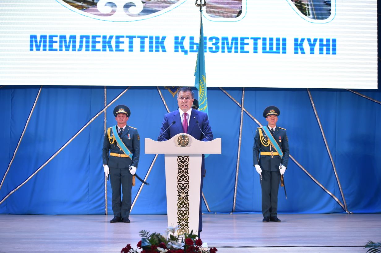 OQO-da «Memlekettik qyzmetshi kúnine» oraı birqatar azamattar marapattaldy