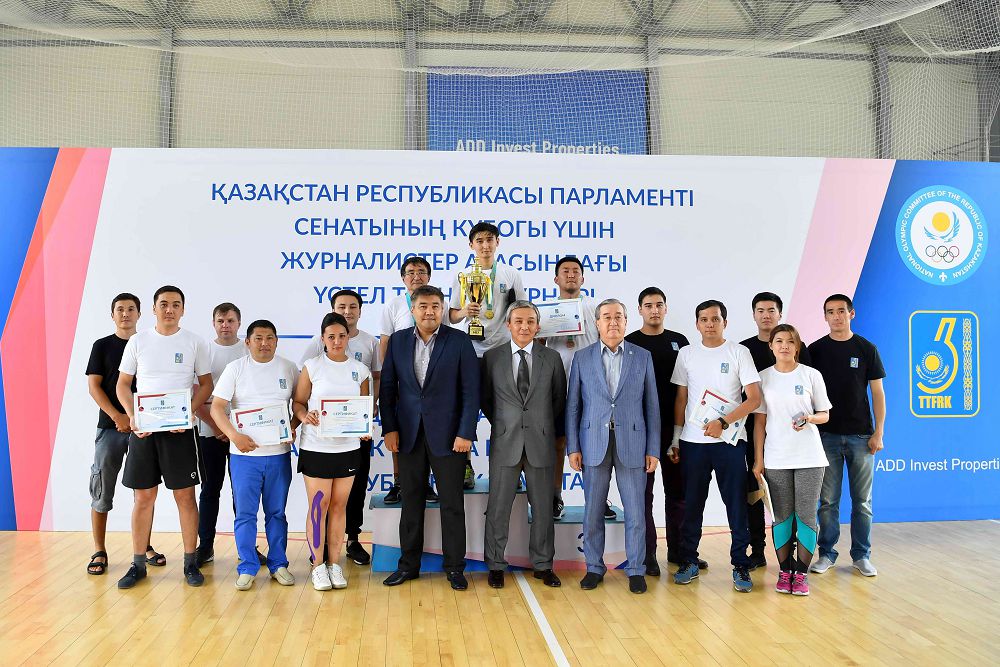 Senat Kýbogyna ústel tennısinen jýrnalıster arasynda týrnır ótti