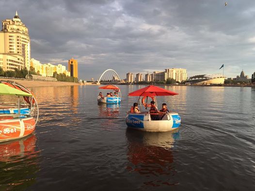 Astananyń Esil ózeninde ınnovasııalyq katamarandar paıda boldy