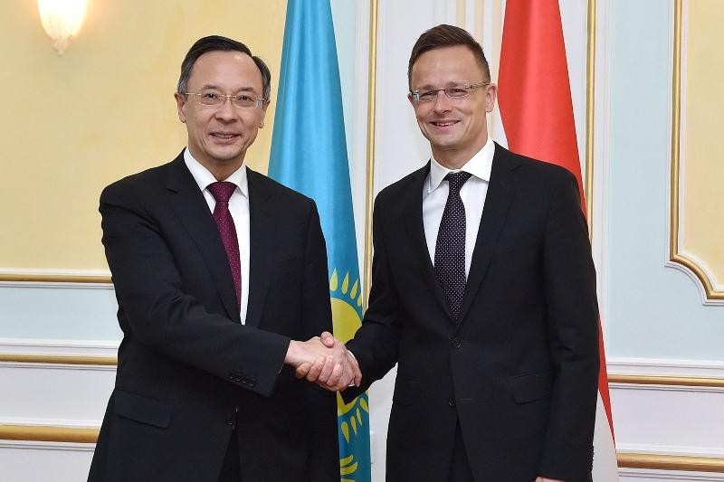 Qaırat Ábdirahmanov Vengrııanyń Syrtqy ister jáne syrtqy ekonomıkalyq baılanystar mınıstrimen kezdesti