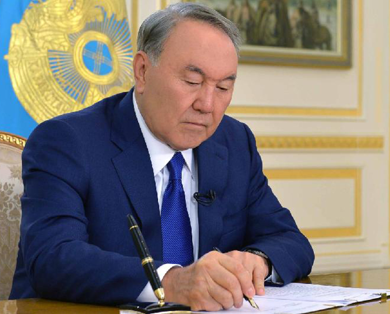 Elbasy BAQ salasyndaǵy syılyqtar men granttar berý týraly ókimge qol qoıdy