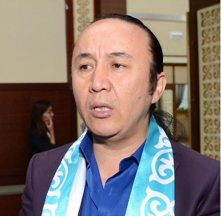 Qaıda júrsek te qazaq ónerin dáripteýmen kelemiz