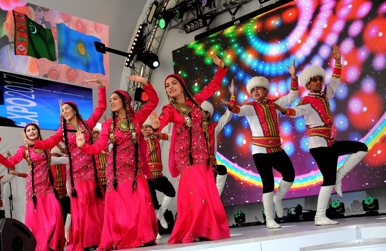 Túrikmen tóri ulttyq ónerimen órnekteldi