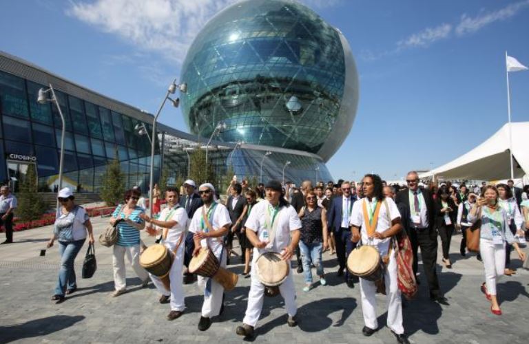 Barabanshylar sherýi kelýshilerdi baýrady