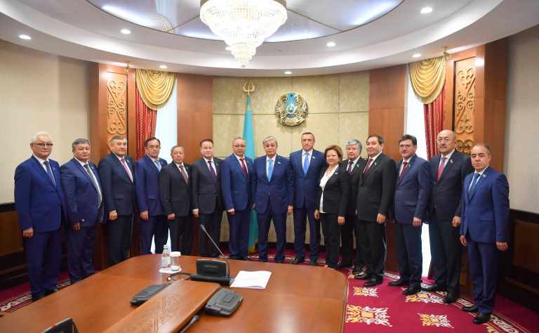 Qasym-Jomart Toqaev saılanǵan senatorlarmen kezdesti