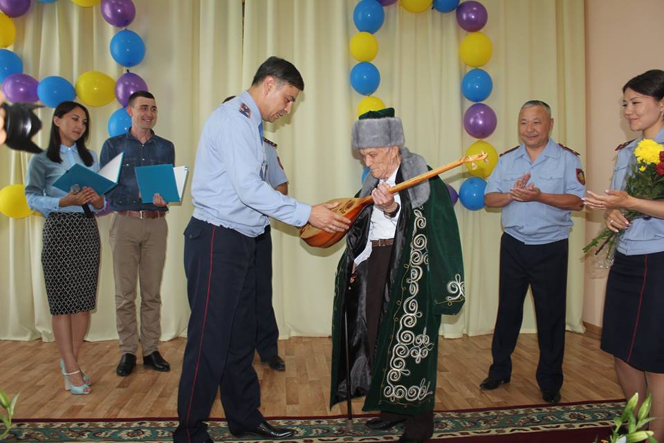   90 jastaǵy soǵys jáne  polısııa ardageri  mereıtoıynda án shyrqady