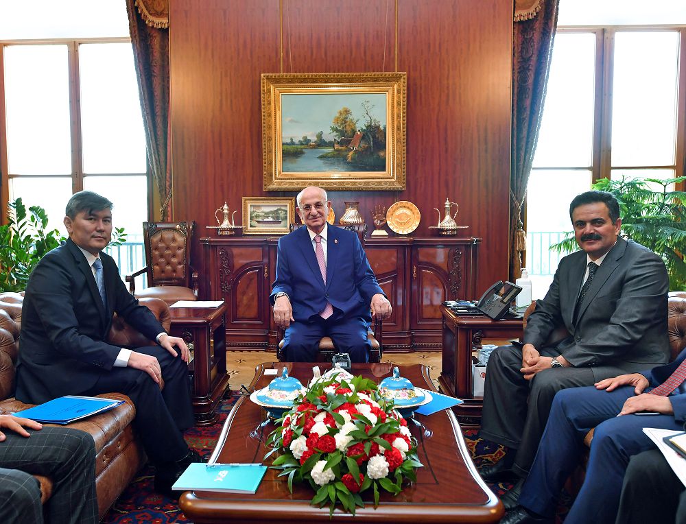 QR Túrkııadaǵy Tótenshe jáne О́kiletti Elshisi Túrkııanyń Uly Ulttyq Májilisiniń tóraǵasy Ismaıl Kahramanmen kezdesti