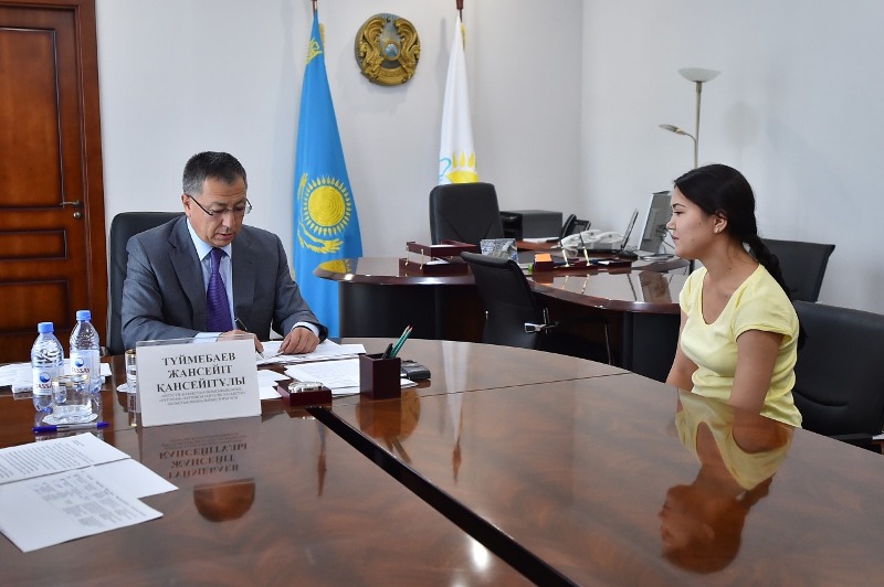 OQO ákimi qoǵamdyq qabyldaýda turǵyndardyń máselesin tyńdady