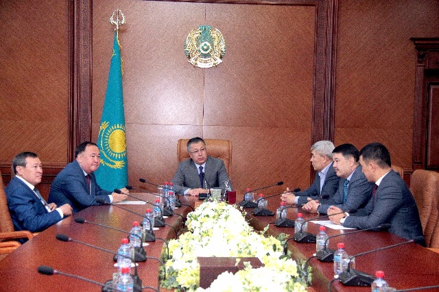 Túımebaev Parlament depýtattarymen óńirdi damytý jaıyn talqylady