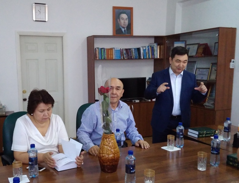 Basqarma tóraǵasy Almatydaǵy redaksııa ardagerlerimen júzdesti