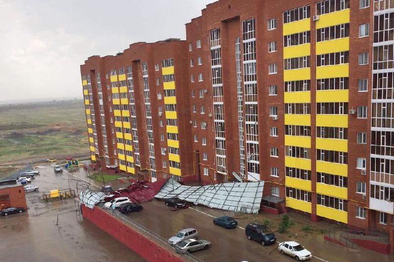 Aqtóbede stadıon trıbýnasynyń bir jaq bóligi qulady