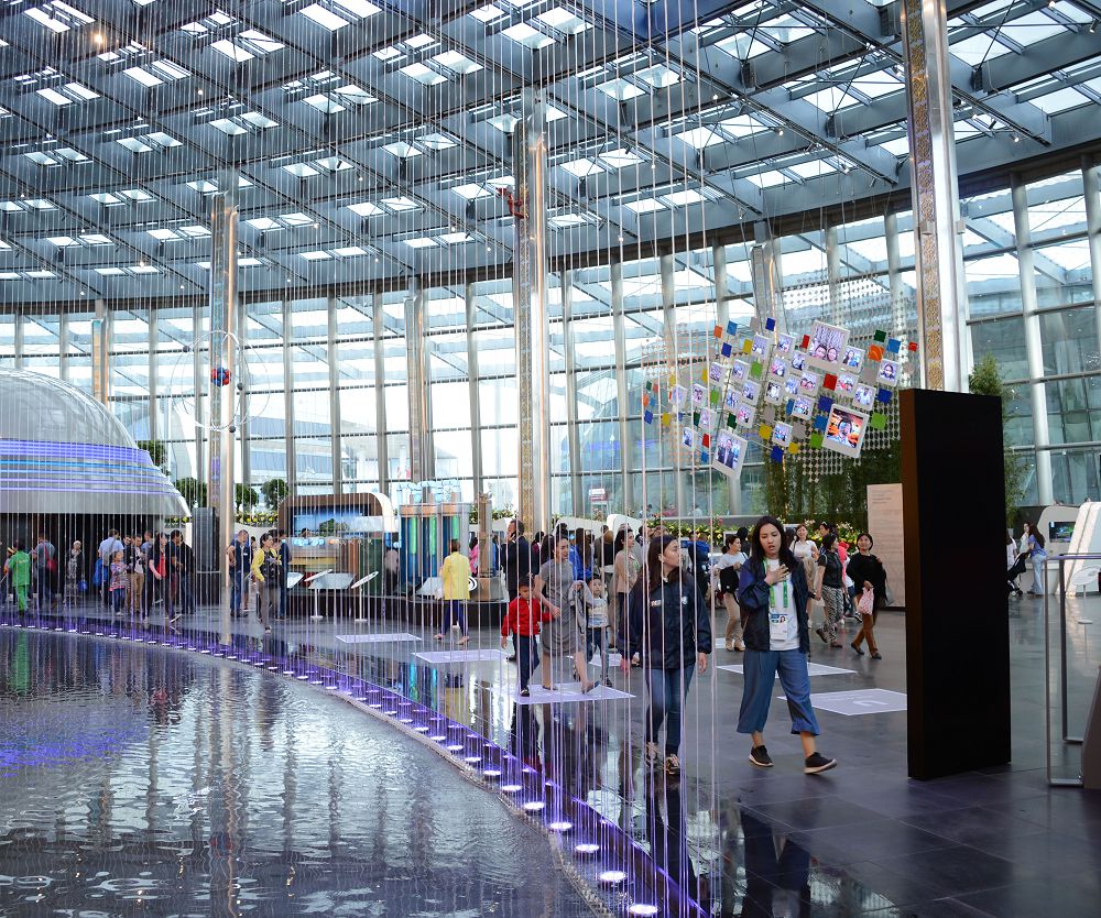 Kórme tańǵajaıyptary temirjolshylardyń balalaryn tamsantty 