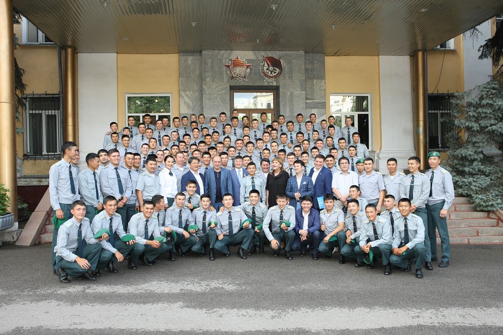 Áıgili balýan kýrsanttarmen kezdesti