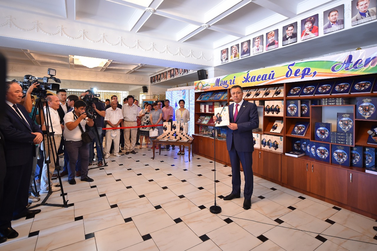 Shymkentte Astana kúnine oraı Elbasy týraly qos kitaptyń tusaýy kesildi