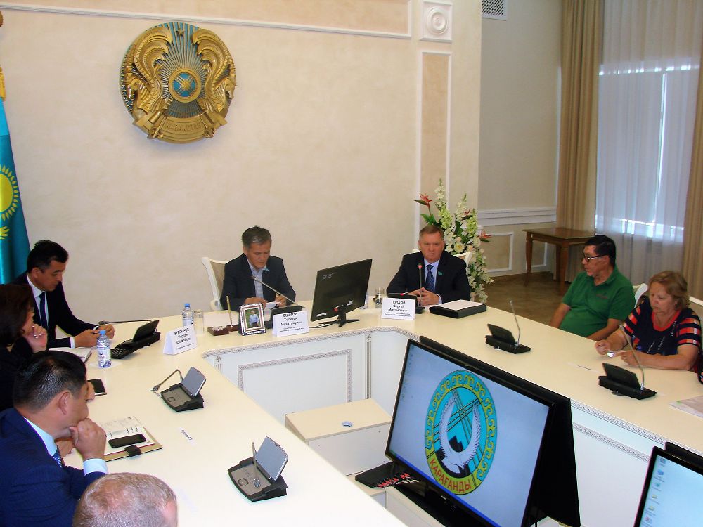 Senator Qaraǵandy oblysynyń máselelerin talqylaýǵa qatysty