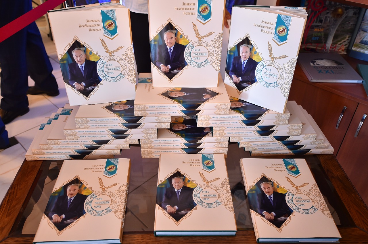 Shymkentte Astana kúnine oraı Elbasy týraly qos kitaptyń tusaýy kesildi