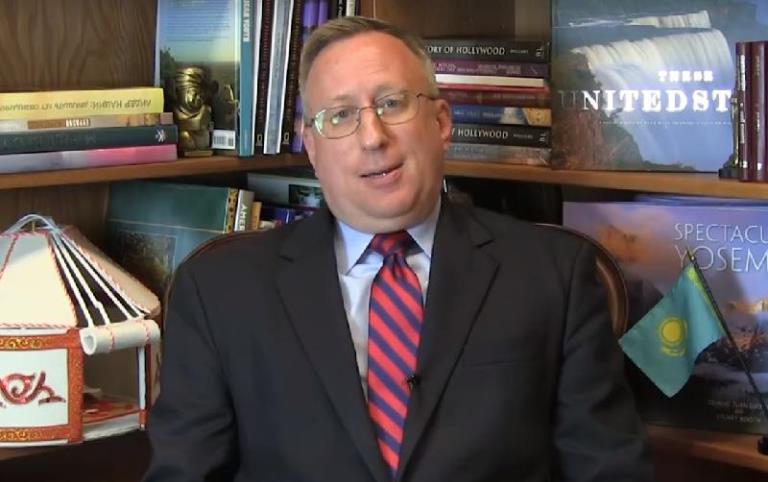 AQSh elshisi qazaqstandyqtardy Astana kúnimen quttyqtady (vıdeo)